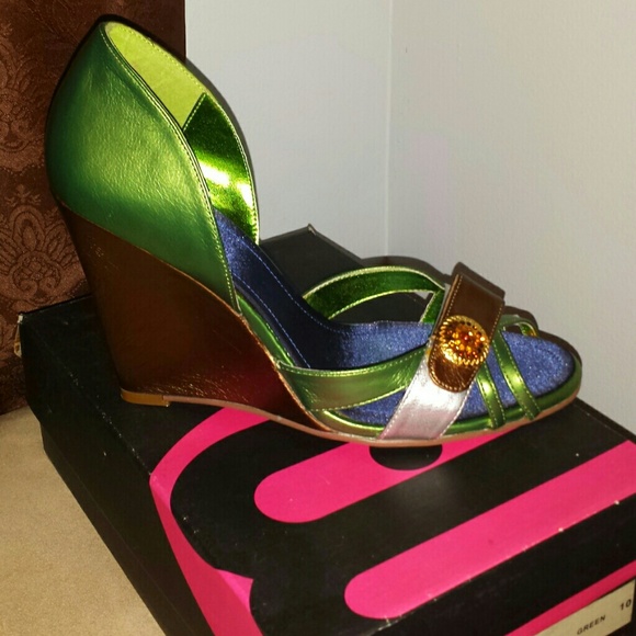 Michael Antonio metallic wedge