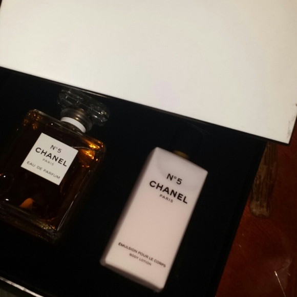 CHANEL No. 5 perfume set - sprayed 2x's