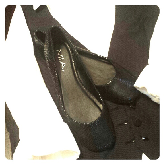 MIA Shoes - *Sold* Mia black snake skin flats