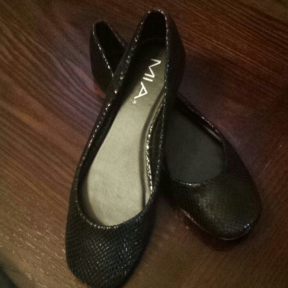 *Sold* Mia black snake skin flats - Picture 2 of 3