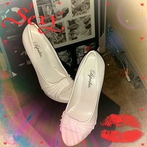 ???? White heels ... ????