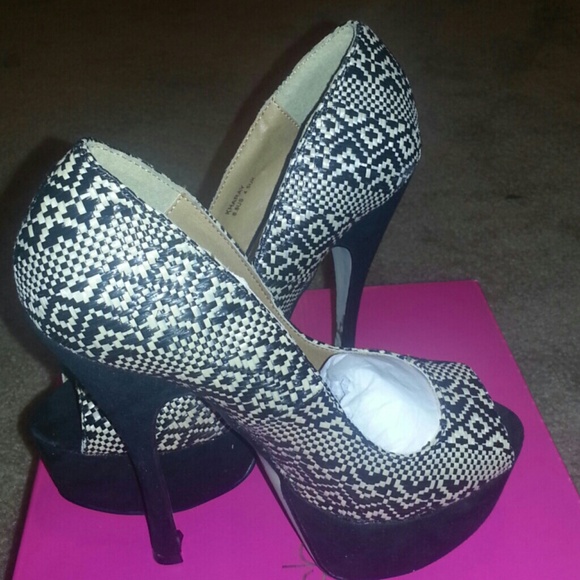 Black Pumps - Picture 1 of 4