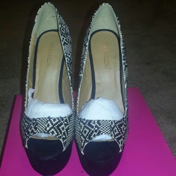 Black Pumps - Picture 2 of 4