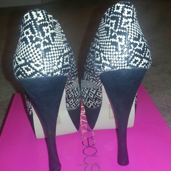 Black Pumps - Picture 3 of 4