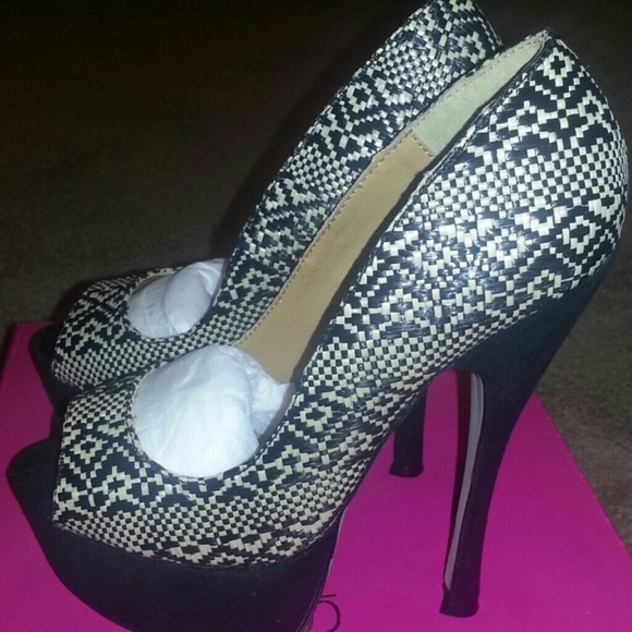 Black Pumps - Picture 4 of 4