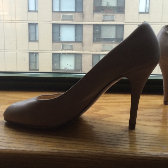 J Crew nude pumps perfect for work or night out. - Picture 4 of 4