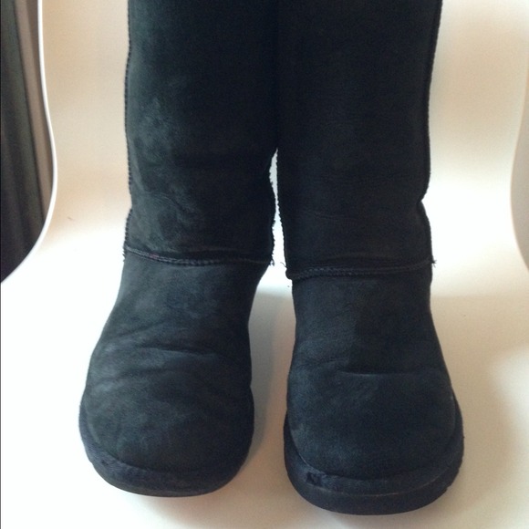 Ugg  boots size 9 and 8 mismatched sizes!!