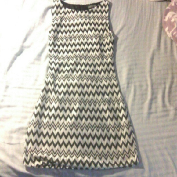 Short zig zag print dress - Picture 1 of 1