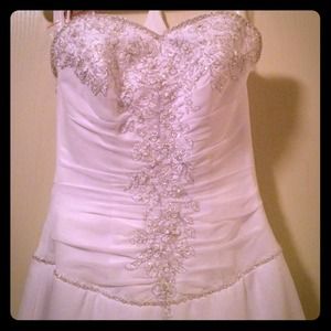 NWT size 6 Mori Lee wedding dress. Approx 3" train
