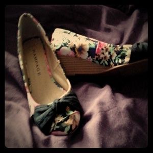 Floral wedge pumps with bow
