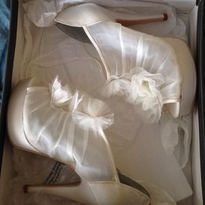 vera wang pumps