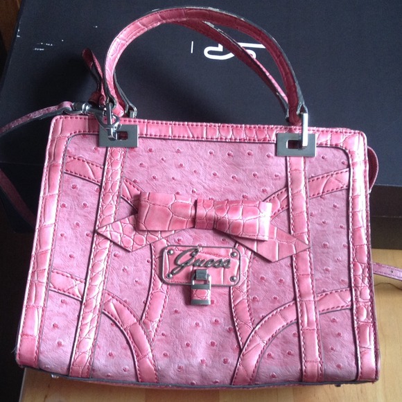 👜guess ostrich skin handbag!💋🎀