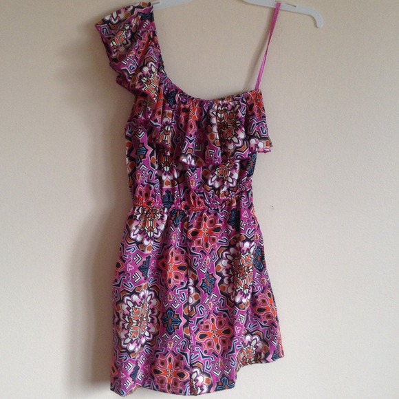 Single-Sleeved Patterned Romper - Picture 2 of 3