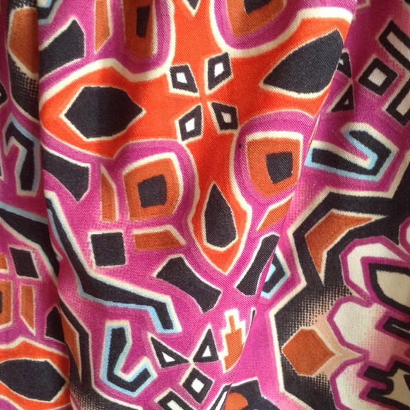Single-Sleeved Patterned Romper - Picture 3 of 3