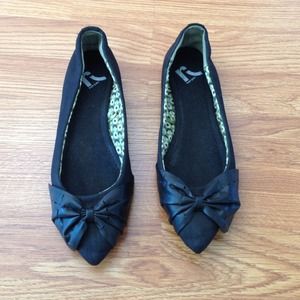 Black bow pointy toe flats