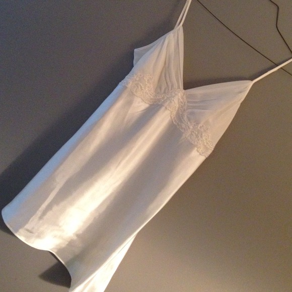 Beautiful ivory satin/lace short nightgown - Picture 1 of 4