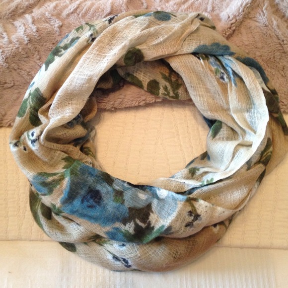 📦 SOLD IN BUNDLE! FLORAL PRINT INFINITY SCARF - Picture 3 of 3