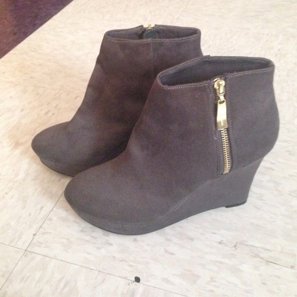 Grey Christian Siriano wedges!!