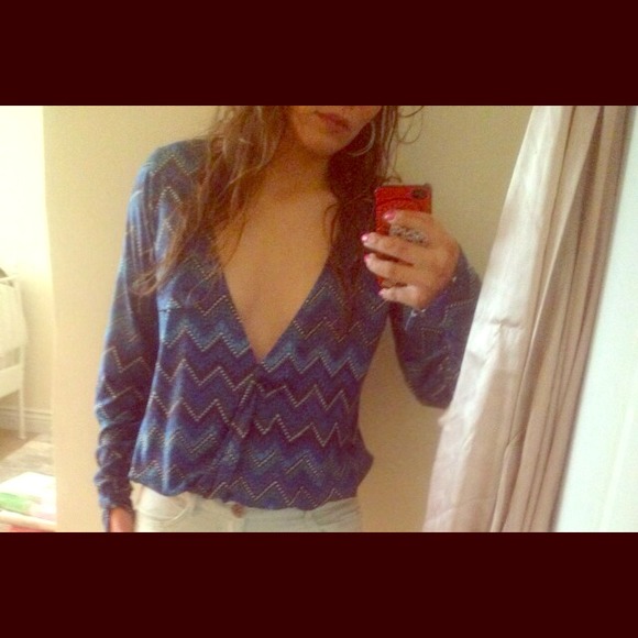 NEVER WORN GORGEOUS BLUE PRINT LOW CUT TOP!