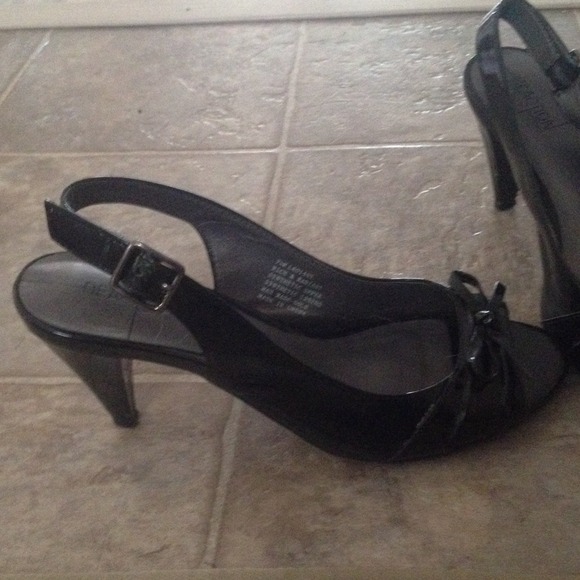 Black heels - Picture 2 of 2