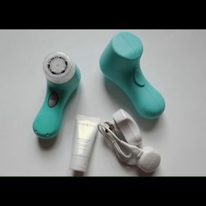 Clarisonic  mia 2 used a few times 2 brush heads.