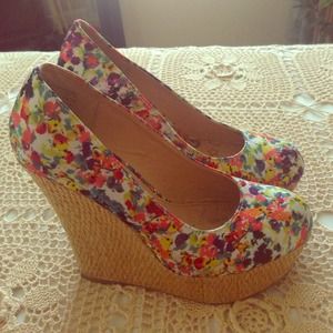 Gorgeous Floral wedge shoe!!❤️
