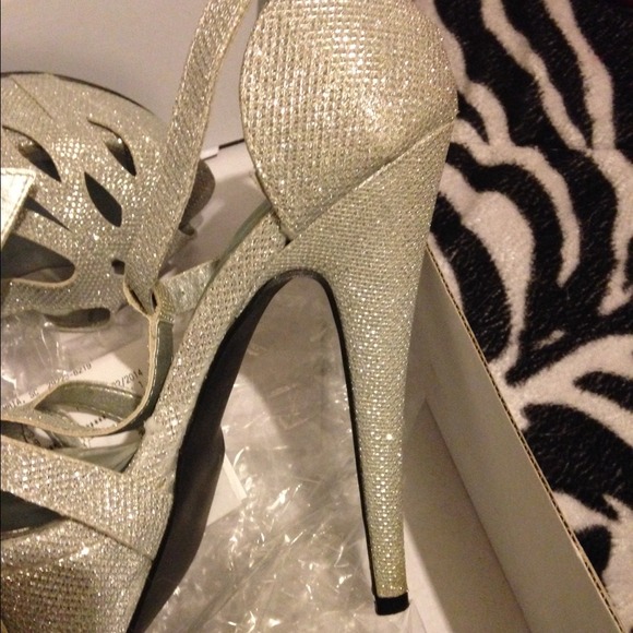 Silver Pumps - Picture 3 of 4