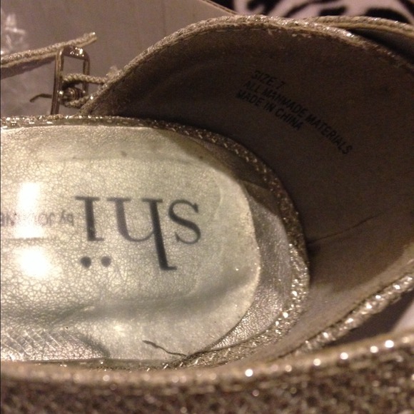 Silver Pumps - Picture 4 of 4
