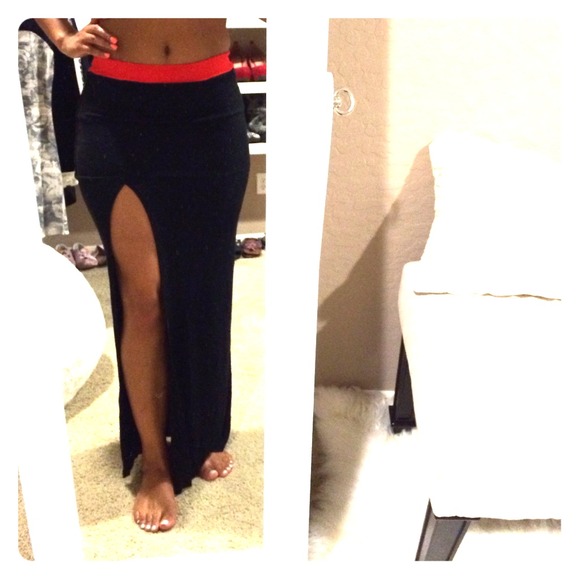 📦SOLD‼️‼️Bebe black maxi skirt w/ slit