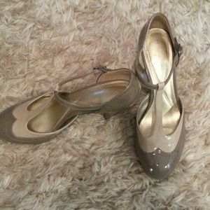 NATURALIZER beige/brown 2 inch heels