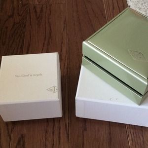 Reserved for long!   VCA jewelry box!