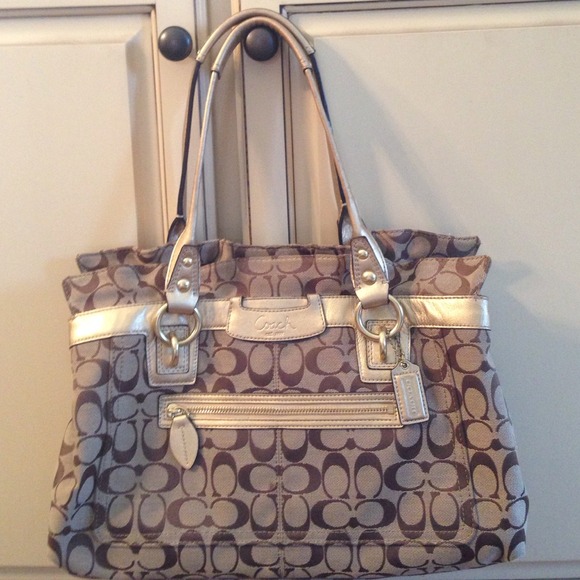 Coach logo gold trim handbag 100% Authentic!