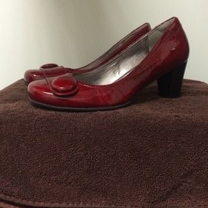 Red patent leather pumps (never been worn)