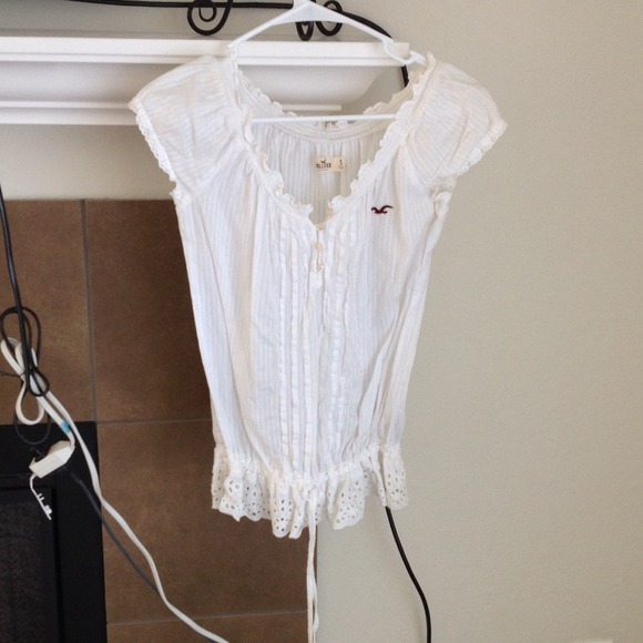 Super Cute White Hollister Top