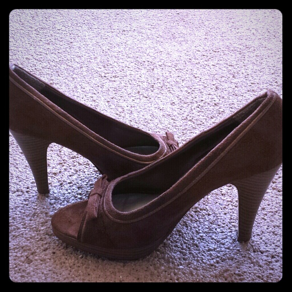 Brown suede peep toe.hills