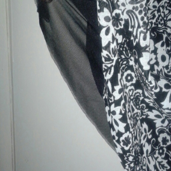 XL black and white chiffon-like tank - Picture 3 of 3