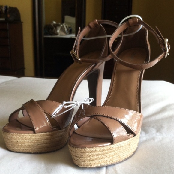 ⭕️sold⭕️💟 Mossimo Beige Patent Ankle Heels💟 - Picture 2 of 4
