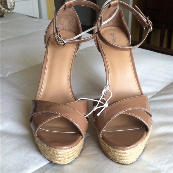 ⭕️sold⭕️💟 Mossimo Beige Patent Ankle Heels💟 - Picture 3 of 4