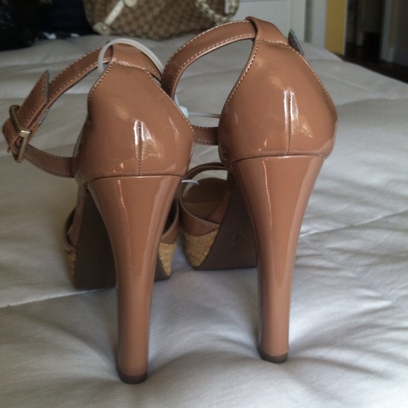 ⭕️sold⭕️💟 Mossimo Beige Patent Ankle Heels💟 - Picture 4 of 4