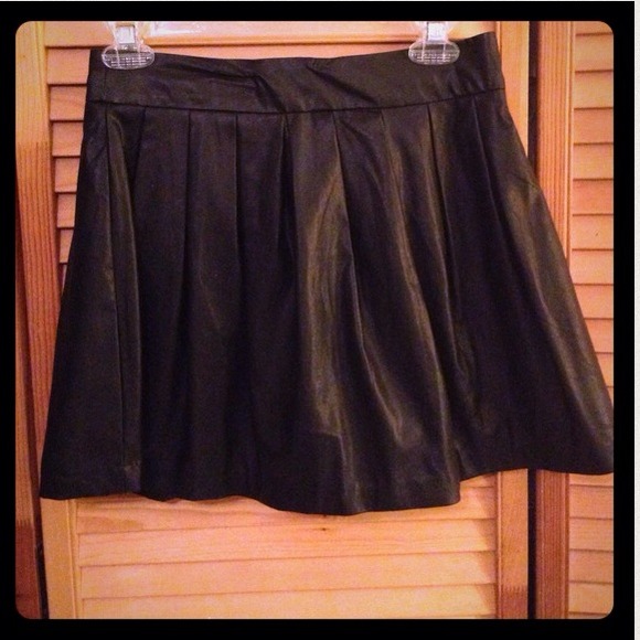 πSALE -- Skater Skirt - Picture 2 of 2