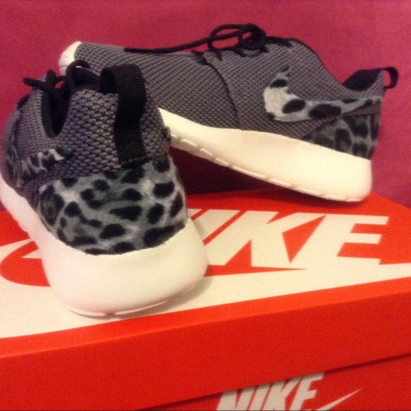 New Custom Nike Roshe Sneakers Sz 6Y 🚫NO Trades🚫 - Picture 2 of 4