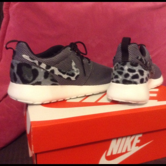 New Custom Nike Roshe Sneakers Sz 6Y 🚫NO Trades🚫 - Picture 3 of 4