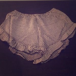 Brandy Melville shorts w/ black and white daisys