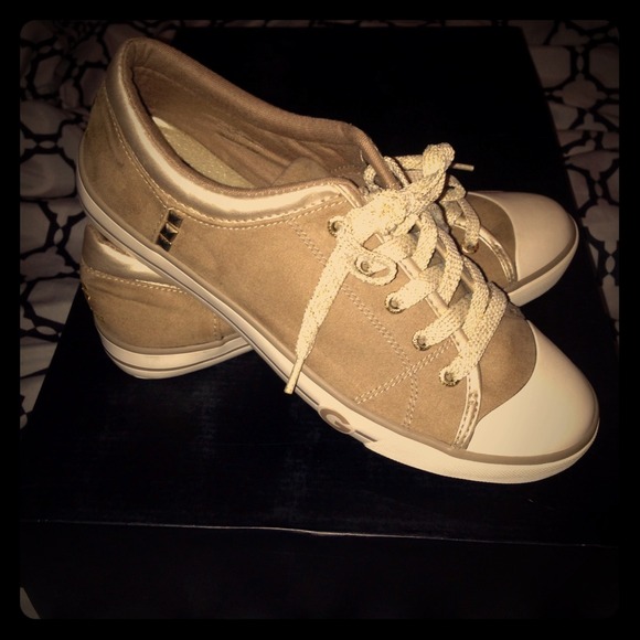 Brand new Guess sneakers( size 9)