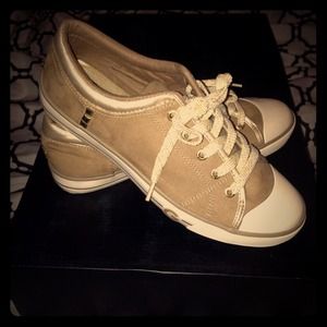 Brand new Guess sneakers( size 9)