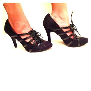 Cadged Tie up patent & suede heel