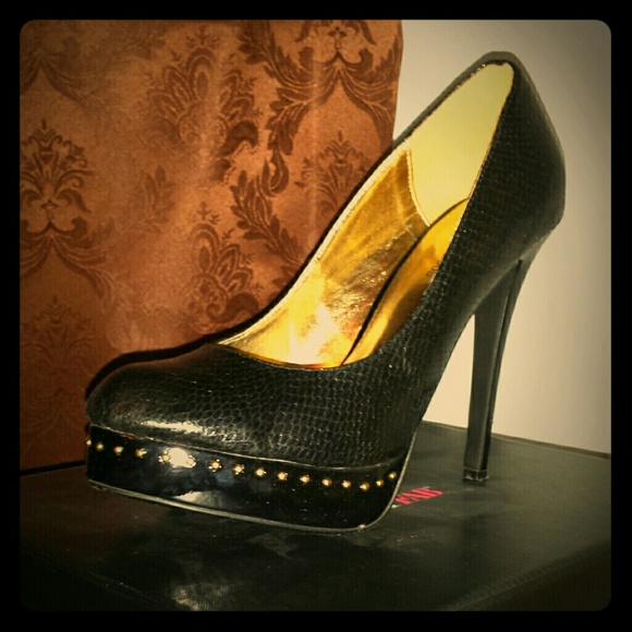 Black platform pump with metal detail. HOT!!