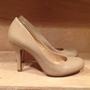 9&Co. Tan Patent Leather Round Toe Pumps