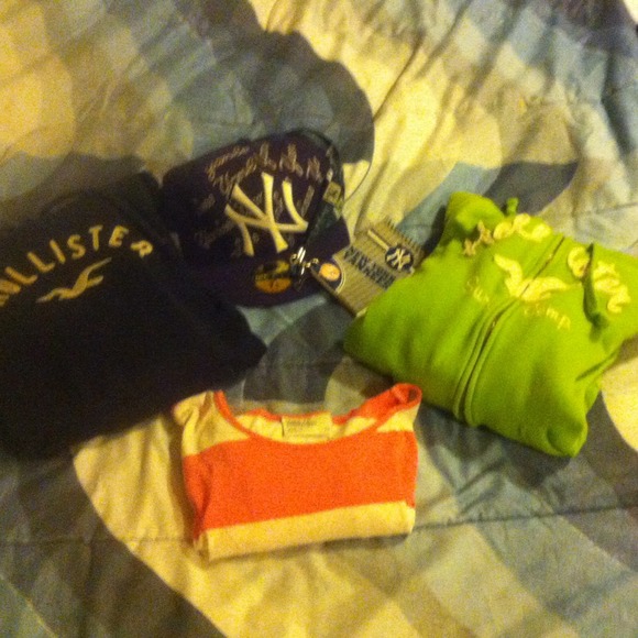 2 hollister hoodies Yankees and pink shirt