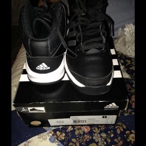 Adidas Men basketball sneakers !